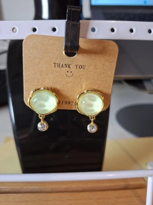 Guldiga örhängen med ljusgröna pärlor - Fler fina accessoarer finns på min profil 💍  More exquisite accessories on my profile listings.