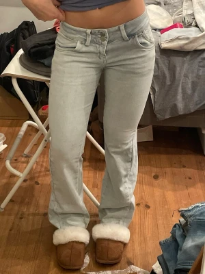 Ljusblå bootcut jeans - Säljer dessa jeans från LBT som är omsydda till bootcut. Jätte fin ljusblå färg och i bra skick förutom att de har några fläckar nere vid benen. Midjemått 36 cm och innerbenslängd 76 cm. OBS fri frakt på dessa jeans fram till 7 februari‼️