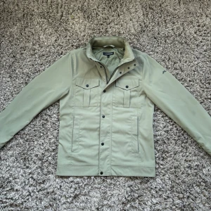 Nu j Lindeberg Bailey field jacket - Säljer denna riktigt feta j Lindeberg field jacketen!⭐️Skick : NYSKICK!🙌Storlek S!⭐️NYPRIS = 4000kr! Hör gärna av er om ni har funderingar!👍