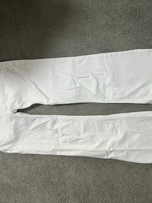 Vita raka jeans - Jätte snygga lågmidjade, raka jeans från Zara! Jeansen är generellt i bra skick, men har slitningar längst ned🤍🌷passar mig som är 165  och brukar ha xs!