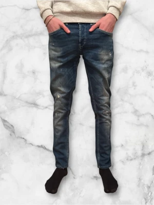 Dondup jeans George  - Dondup jeans George trendigaste jeansen på marknaden. Skick 9,5/10 nypris runt 4000kr säljs för 900kr( modellen har original slitningar ifrån fabrik vilket är väldigt eftertraktat och populärt storlek 31 