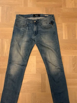 Replay anbass  - Säljer dessa sjukt feta replay anbass, mycket bra skick. Storlek 33/32, perfekt för användning vardagligen. Hör av er vid eventuella frågor eller funderingar! 