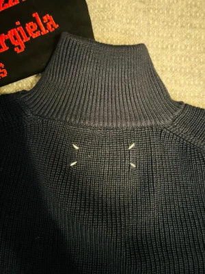 MM14 Fullzip - Plagget har knappt använts och har inga defekter, den har logan på baksidan och är en tidlös tröja. Den har en oversized passform och skönt material. Skcinar inom 48 timmar 📦 och svarar snabbt, så tveka inte att fråga om plagget!🙌