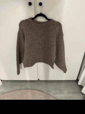 Brun stickad tröja - Brun stickad tröja som knappt är använd! Jätte fin🥰