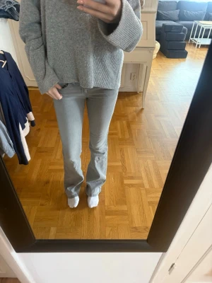 Subdued jeans - Liten fläck på fickan där vak