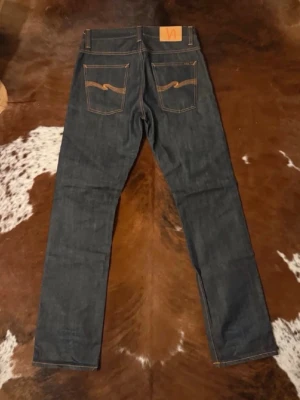 Nudie AvrageJoe - Tjena! Säljer dessa riktigt feta selvage nudie AvrageJoe (straight), detta paret är både vintage och helt otvättade, finns inga fades då dom endast är testade, W31/L34, hör av dig vid funderingar!🙌