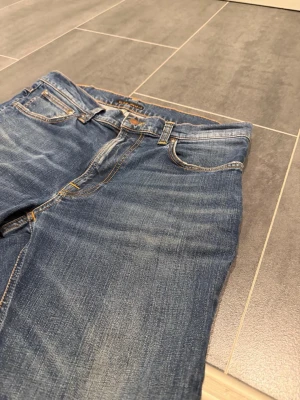Nudie Jeans  - Tjena säljer dessa väldigt snygga nudie jeans i storlek W34 L32. Med sin snygga design är de ett perfekt val för dig som vill uppgradera din stil. Skriv gärna vid intresse! 
