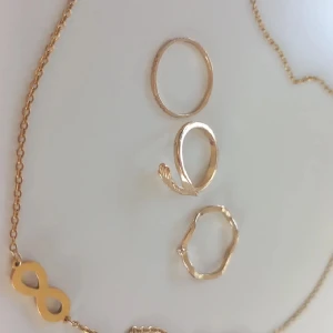 Guld halsband + 3 ringar - Pendlar från Alingsås till Skövde vardagligen. Med jämna mellanrum är jag även i Uppsala. Säg gärna till om ni vill mötas och slippa betala frakten. Ni betalar med swish isåfall :) 