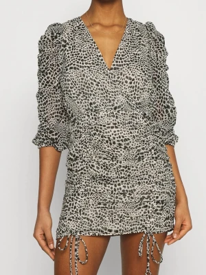 Klänning Gina Tricot  - Kort klänning från Gina med snyggt mönster. Använd en gång, så i jätte bra skick!🤎