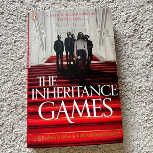 The Inheritance Games - Jennifer Lynn Barnes - Storpocket, läst men utmärkt skick!! säljer även massor av andra böcker!!
