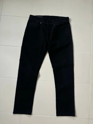 Dondup George jeans w31 - Helt nya sjukt snygga populära trendiga Dondup George jeans i w31 säljes. 95 cm total längd och 40 cm breda. Inga hål eller fläckar utmärkt skick. 