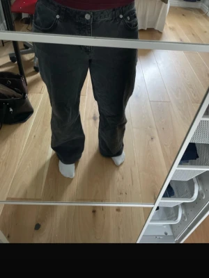 Svarta raka jeans från NA-KD - Säljer ett par raka svarta jeans från NA-KD med rak passform och klassisk femficksdesign. Jeansen har lågmidja och stängs med knapp och dragkedja. Perfekta för en avslappnad och stilren look. Säljer enbart dessa för att de är lite för stora för mig, hade gärna behållt de annars! Hör av dig vid intresse🤗