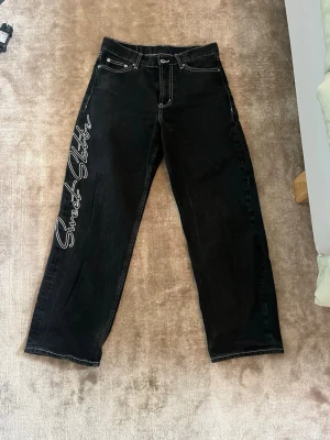 Svarta jeans - Snygga svarta jeans med tryck. Använda men fortfarande bra skick 