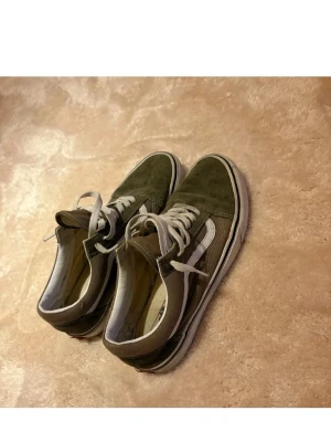 Vans skor - Vans Old Skool i storlek 42,5 och är väldigt fina