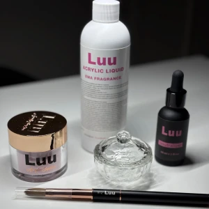 Akrylkit från Luunails  - Komplett akrylkit från Luunails med akrylpulver i färgen Soft Pink, akrylväska, monomer, glasburk och pensel. Jag har endast testat så mycket produkt kvar i alla. Kände att inte var något för mig därför säljer. Ordinarie pris för allt tsm ca 600kr 