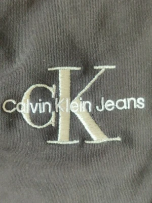 Svart sweatshirt - Snygg svart sweatshirt från Calvin Klein Jeans med broderad logga. Inte mycket använd - är i väldigt bra skick.