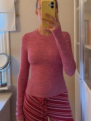 Rosa ribbad långärmad tröja Bik Bok - Ribbstickad långärmad tröja i rosa från Bik Bok. Tröjan har rund halsringning och figurnära passform. Perfekt att styla med jeans eller kjol för en trendig look. Aldrig använd💕bara att skriva om du undrar nåt. 
