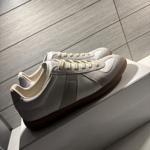 Maison Margiela GATS - Säljer dessa Margielas i mycket bra skick! | Skick 10/10! | Använda en gång! | Storlek 43 | Osäker på äktheten därav priset! | Enbart skorna ingår! | Hör av dig vid minsta fundering! |