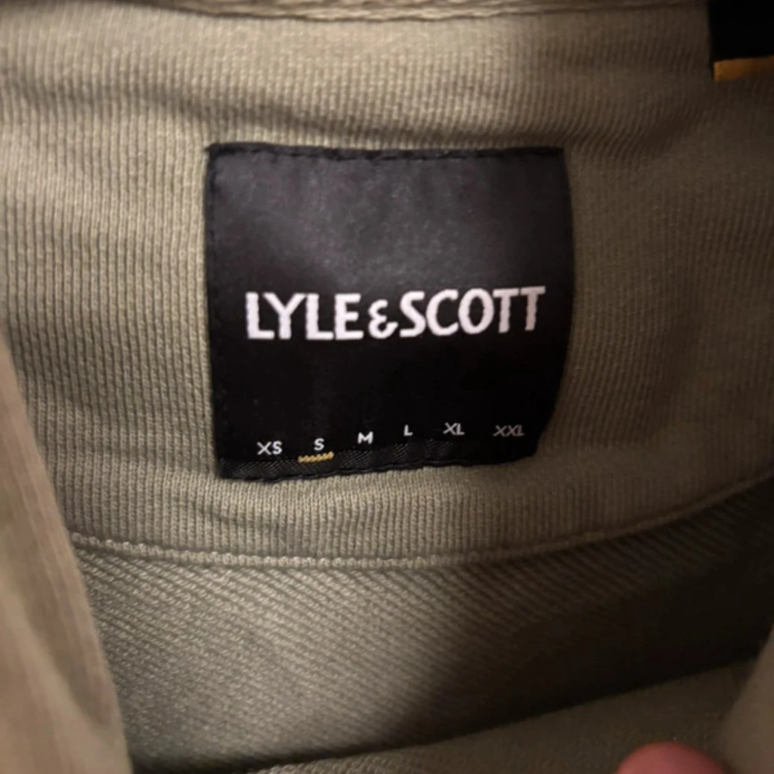 Olivgrön hoodie från Lyle & Scott - 1