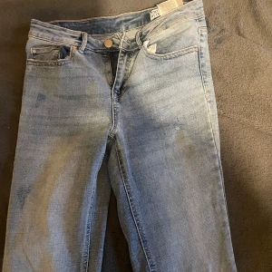 Bootcut ljusblå jeans från Vero Moda - Snygga ljusblå jeans från Vero Moda med bootcut-ben. Köpta för 550kr. Använda endast 1 gång. Säljer på grund av det inte var min stil. Storlek M. Säljer för 400kr, priset går att pruta.