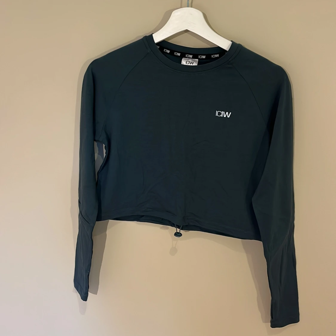 Mörkgrön croppad tröja från ICANIWILL
