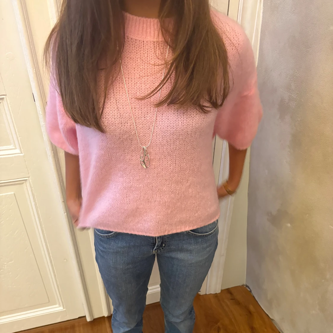 Ljusrosa stickad tröja med puffärm