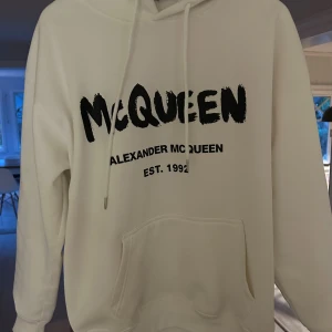 Alexander McQueen hoodie - Säljer denna hoodie från Alexander McQueen, mycket efterfrågad just nu. Inga defekter eller nåt. Storlek M. Nypris ~4000 mitt pris 999kr Fint skick. Skriv DM om funderingar eller så!