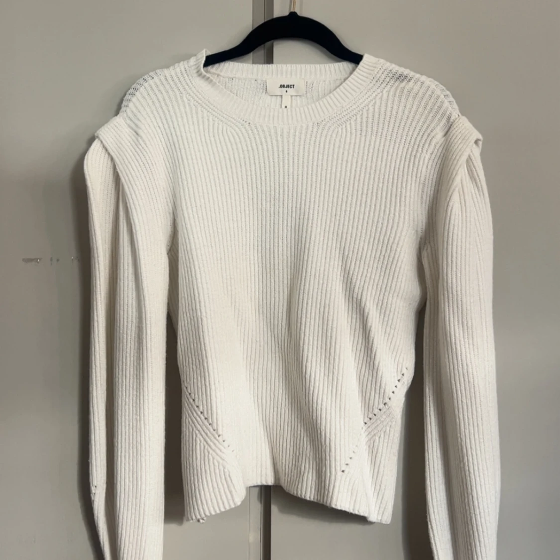 Stickad vit tröja