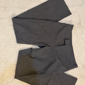 Kostymbyxor Nelly  - Kostym byxor från Nelly, normal i storlek, inga defekter förutom att de nopprat sig pytte lite vid insidan av benen, se sista bild