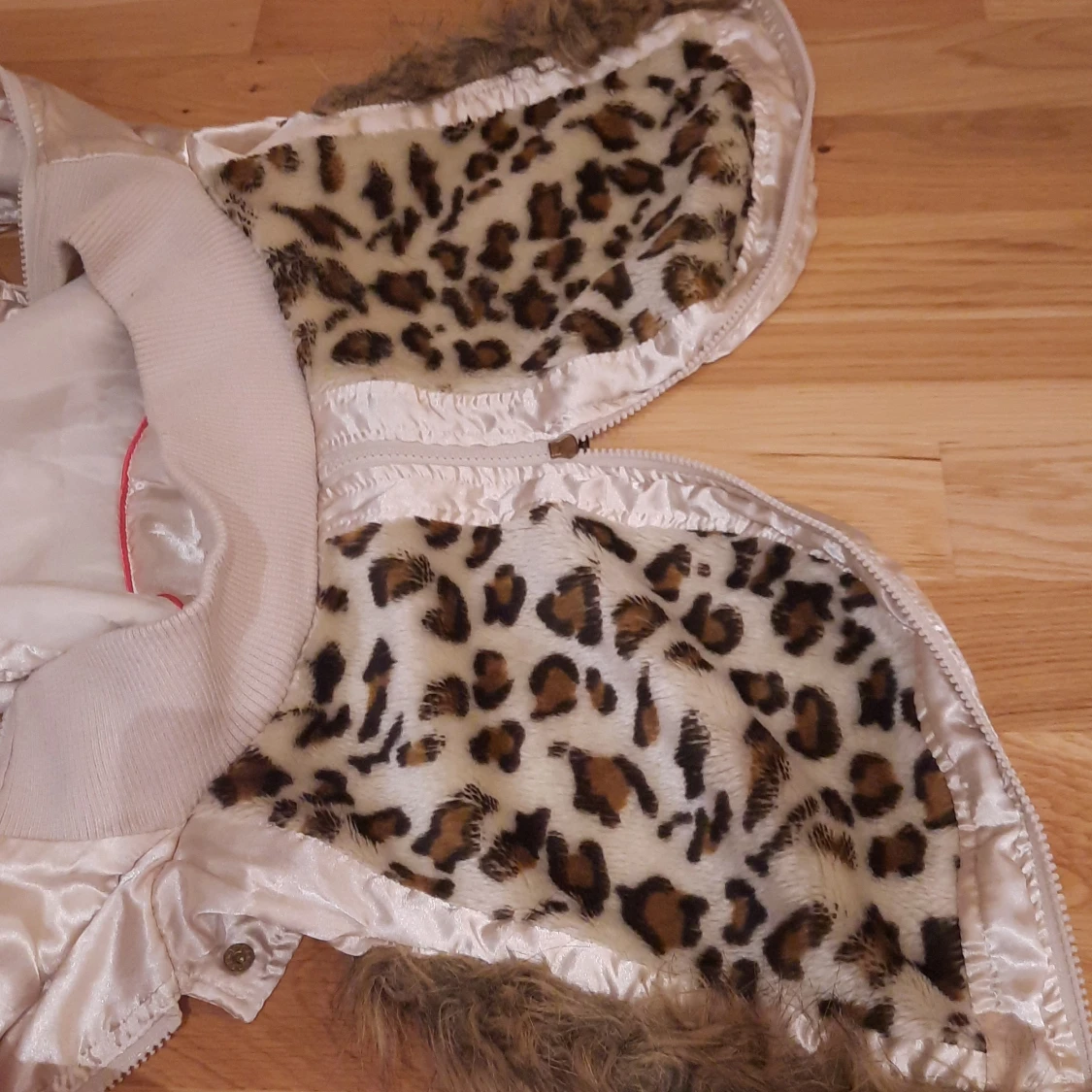 Beige vintage dunväst med leopardfoder och huva - 3