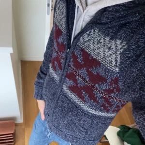 Stickad kofta/jacka - Säljer nu en riktigt fet, unik och ovanlig jacka/kofta från angelo litrico som inte längre går att få tag på. Sjukt snyggt mönster och den är otroligt varm. Inga defekter, skriv för fler bilder eller om ni har frågor!!