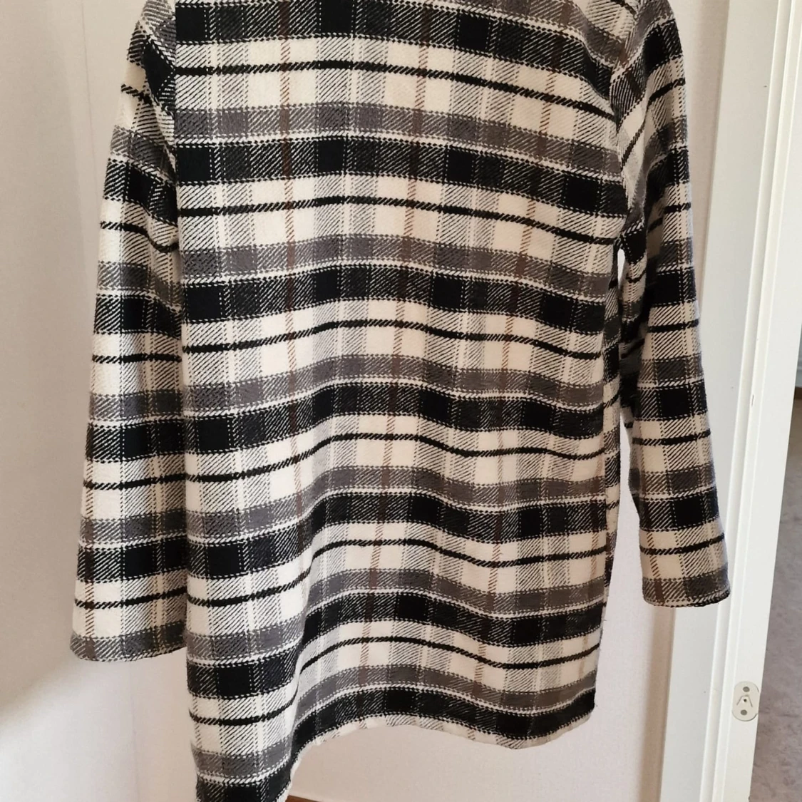 Rutig svartvit kappa med krage - 1