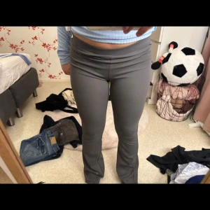 Grå bootcut byxor i stretch - Säljer ett par gråa bootcut byxor . Byxorna har en tight passform upptill och släpper ut vid benen för en snygg siluett. Perfekta för dig som gillar en stilren och trendig look.