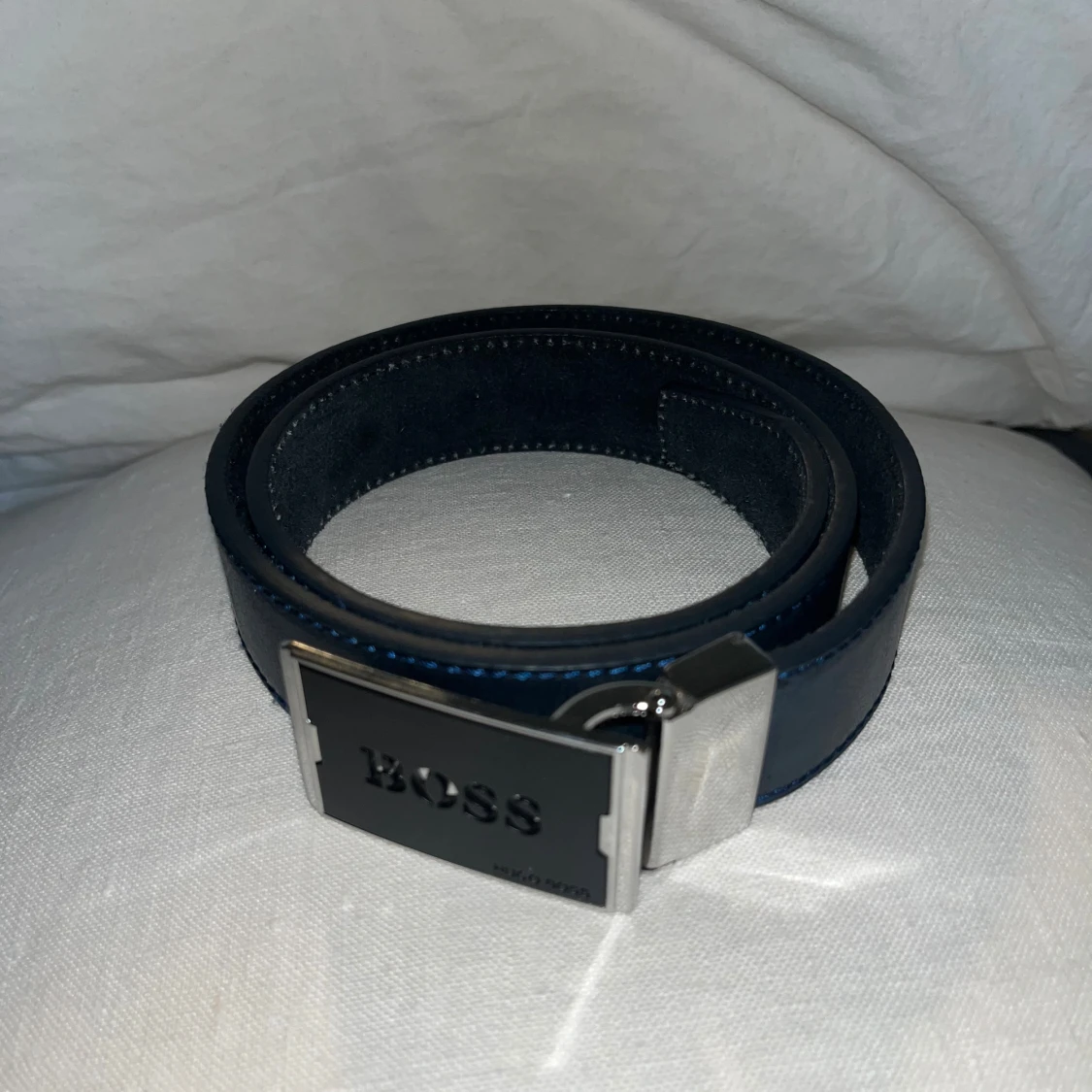 Svart skärp från Hugo Boss i skinn