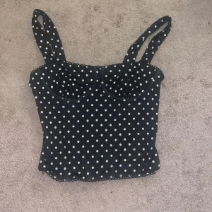 Svart prickig korsettopp - Supersöt svart korsettopp från SHEIN💗 