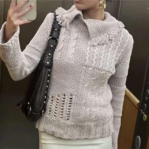 Ljusbeige stickad tröja med fransad krage - Supermysig ljusbeige stickad tröja med bred fransad krage och coola kabelstickade detaljer. Tröjan har långärmade, ribbade muddar och ett unikt mönster med olika stickningar framtill. Perfekt för dig som gillar chunky och lite annorlunda stil.