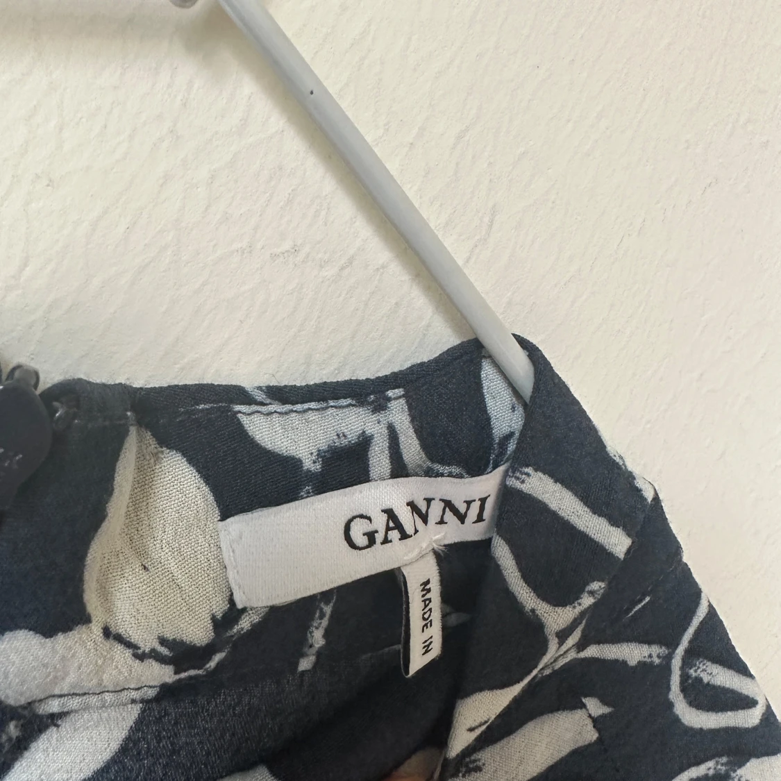 Blommig marinblå klänning från Ganni - 1