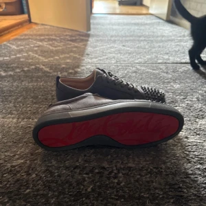 Grå Christian Louboutin sneakers  - Fick som present ungefär 2 år sedan men användes aldrig då det inte var riktigt min smak så säljer dom vidare till nästa person som är sugen att ha på sig dessa skor 🤩