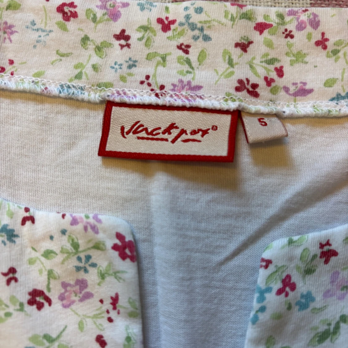 Vit blommig linnetopp från Jackpot - 2