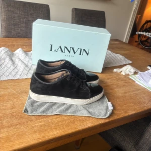 Svarta lanvins  - Storlek 42, bra skick och skolåda med dustbag ingår! Tveka inte att ställa frågor och skriv för mer bilder! Finns några små skavanker som man ser på bilderna men inget jag har tänkt på! .