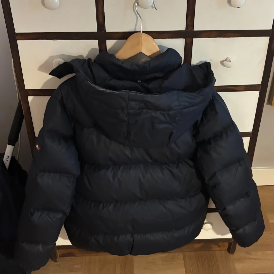 Svart pufferjacka från Tommy Hilfiger - 1