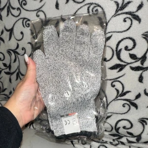 Skärskyddshandskar för flera användningsområden - Grå stickade skyddshandskar från High Performance, perfekta för dig som vill ha extra säkerhet vid arbete. Handskarna har en diskret melerad look och svart kant vid handleden. Säljs i förpackning, CE-märkta och med bekväm passform.det ständiga hotet om skärsår och skrubbsår när man ägnar sig åt aktiviteter som involverar vassa verktyg, oavsett om du är en kulinarisk entusiast, en trädgårdsentusiast. 