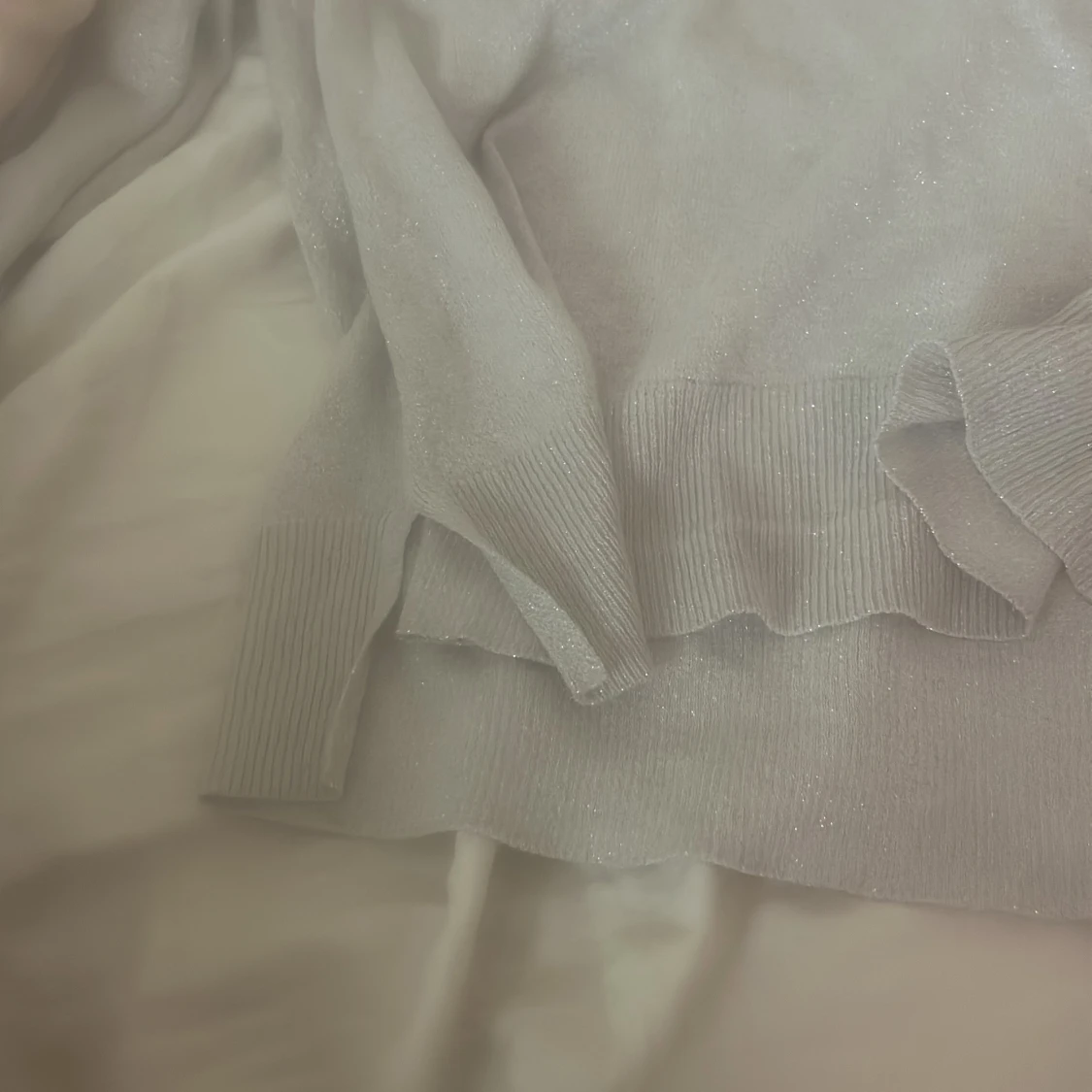 Ljusgrå glittrig stickad tröja - 2