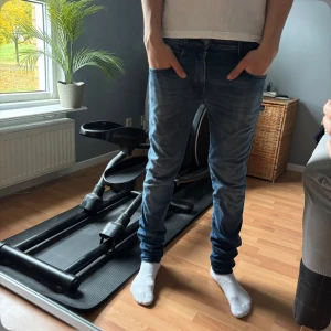 Replay Anbass Hyperflex - Sköna blåa jeans från Replay. Jeansen är i Modellen Anbass Hyperflex. Längd: 30 Bredd: 29. Jeansen är i Mycket fint skick. Kille på bilden är ca 178cm och väger 63kg. Perfekt för en bekväm men stilig Look!✅