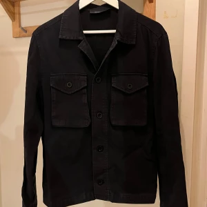 Peak Performance Overshirt svart - Säljer denna sjukt snygga Overshirten från Peak Performance⭐️ Färgen är svart och storleken är M✅ Den har inga defekter och skicket är utomordentligt🙌🤝 Sjukt najs passform och passar perfekt till hösten🍁🙌 Tveka inte på att höra av er dig vid minsta fråga eller fundering😊