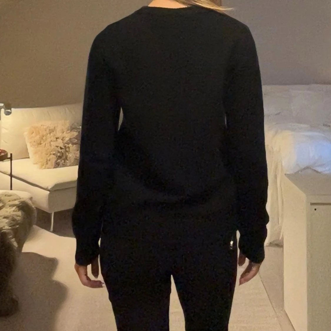 Svart stickad tröja med lång ärm - 1