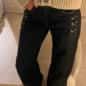 Jeans med snörning - Säljer ett par coola jeans med snörning! De är i färgen mörkblå och är heelt nya! Det står ingen storlek vad jag kan se, så skriv om ni vill ha midjemått/innerbenslängd!💖