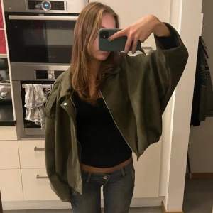Snygg jacka! - Mockagrön jacka med superfin batwing-form! Byxorna går också att hitta i min profil❣️