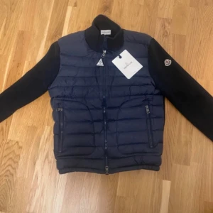 Mörkblå moncler cardigan  - Säljer en moncler cardigan som har använts vid fåtal tillfällen. Storlek M. NFC funkar! Hör av er vid frågor och funderingar. 