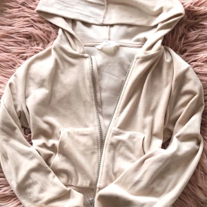 beige kofta - fint skick, kontakta vid frågor osv!!<3